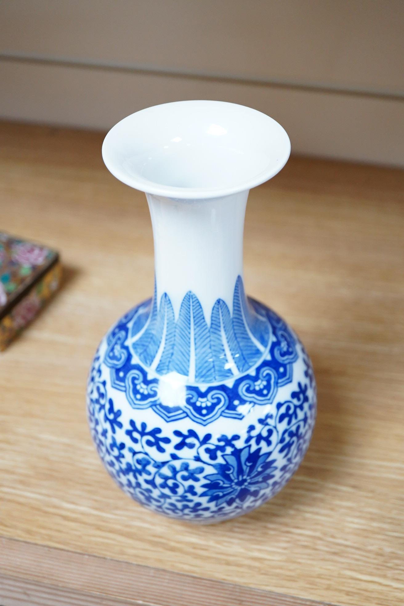 A Chinese blue and white porcelain vase, 22cm high